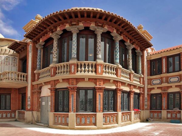 Modernismo y arte urbano en Zaragoza: un paseo diferente