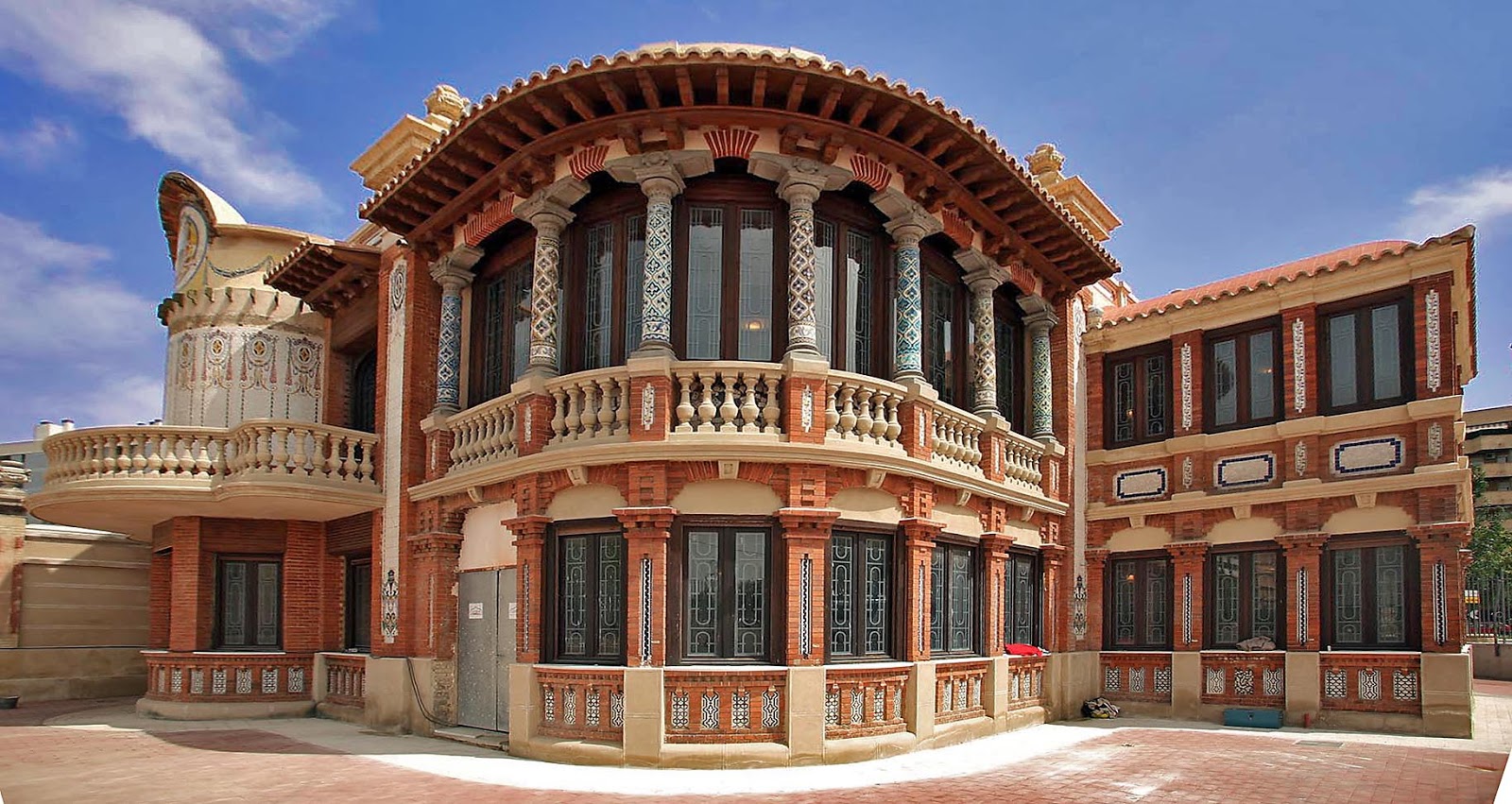 Modernismo y arte urbano en Zaragoza: un paseo diferente